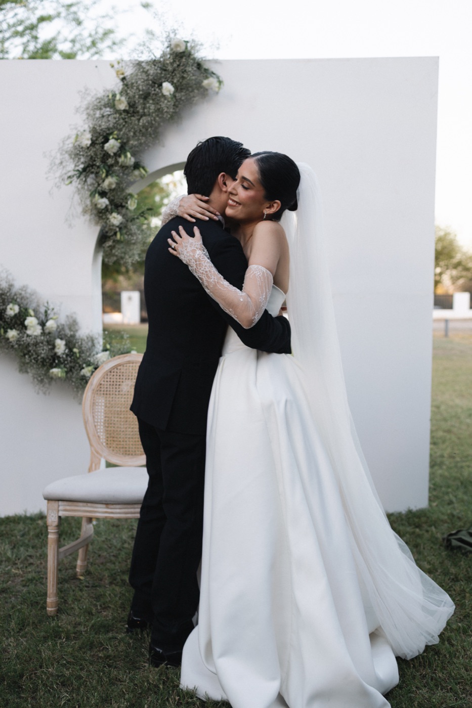 Retrato de los novios al atardecer