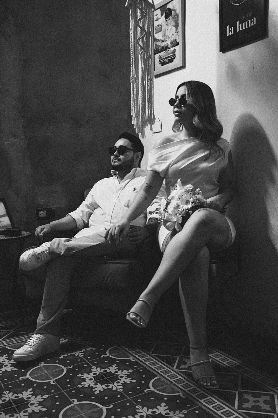 La pareja sentada, retrato en blanco y negro