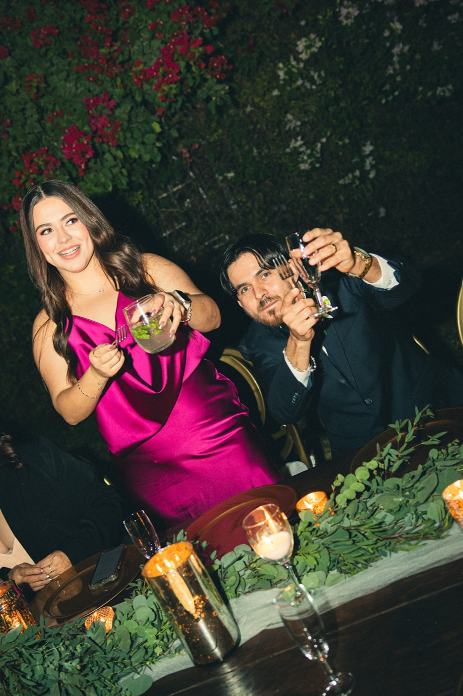 Invitada con vestido magenta en la fiesta