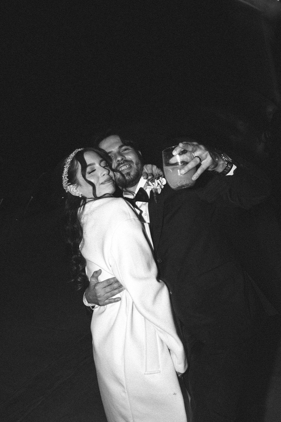 Beso de los novios durante la fiesta