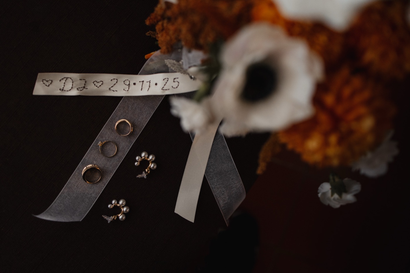 Invitación de boda con anillos y girasoles
